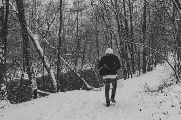 Ένα Γκρι Πλάνο Ενός Άντρα Που Περπατούσε Κοντά Στο Παγωμένο — Φωτογραφία Αρχείου
