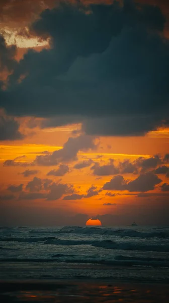 Een Prachtig Landschap Van Zonsondergang Met Bewolkte Lucht Boven Zee — Stockfoto