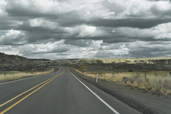 Estrada Asfalto Nevada Sob Céu Cinzento Com Grandes Nuvens Dia — Fotografia de Stock