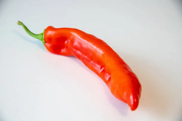 Hermoso Tiro Pimienta Picante Roja Sobre Una Superficie Blanca — Foto de Stock