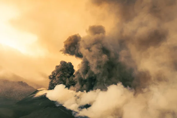 Chmura Ciężkiego Dymu Spowodowana Erupcją — Zdjęcie stockowe