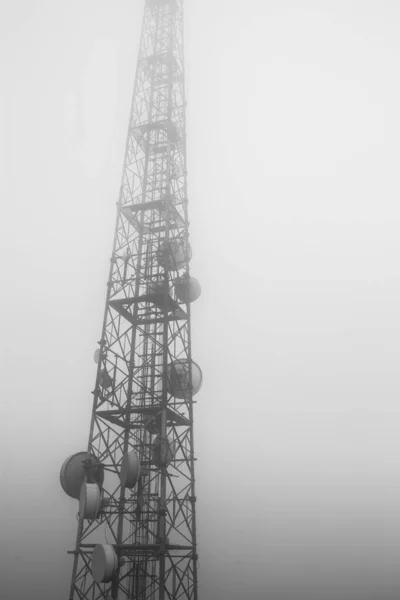 Colpo Verticale Della Torre Satellitare Una Giornata Nebbiosa — Foto Stock