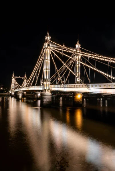 Geceleri Albert Köprüsü Nün Dikey Görüntüsü Londra Birleşik Krallık — Stok fotoğraf