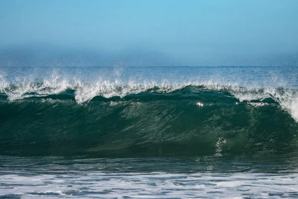 Surfeur Attrape Grande Vague Dans Mer — Photo
