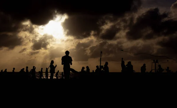 Une Silhouette Une Plage Bondée Sous Ciel Nuageux — Photo