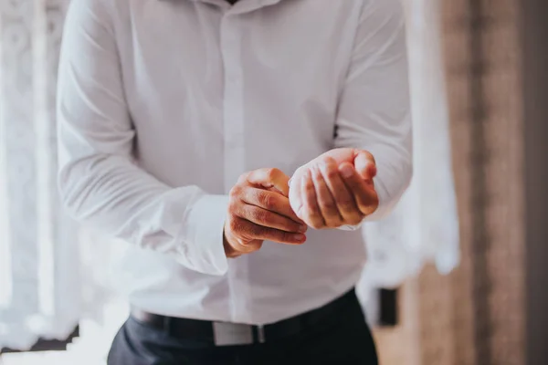 Novio Abotonando Camisa Preparándose Para Ceremonia Boda — Foto de Stock