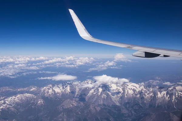 夏の晴れた日の飛行機の翼の景色モンブラン山脈の下の領域 — ストック写真