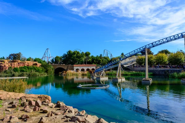 Salou スペイン 2021年10月31日 スペイン サロウ州ポートアベンチュラ公園の鬱蒼とした木々に囲まれた高ローラーコースターシャンバラ湖 — ストック写真