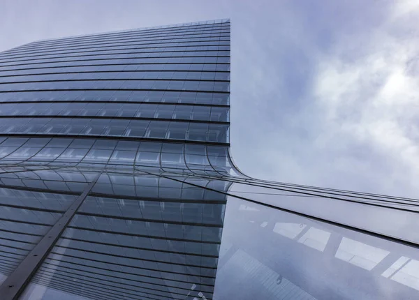Alacsony Látószögű Kilátás Egy Modern Épület Felhős Hátterében Kortárs Építészet — Stock Fotó