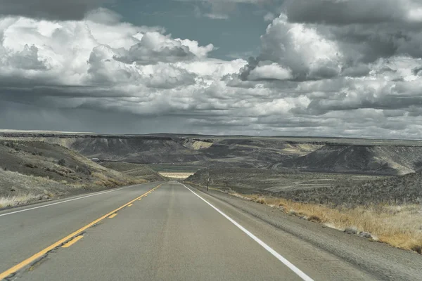 Estrada Asfalto Vazia Dos Eua Leste Oregon Sob Céu Cinzento — Fotografia de Stock