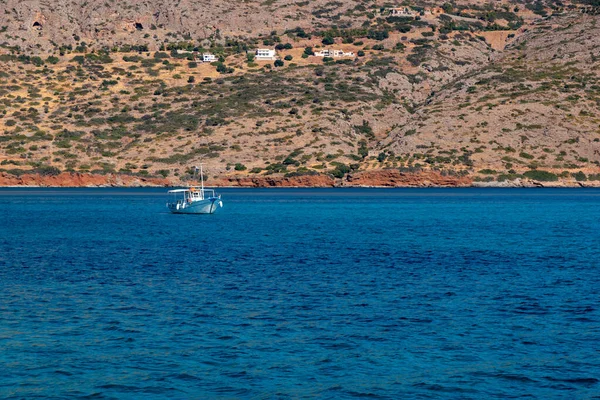Ensam Båt Havet Som Flyter Lugnt Vid Kusten Kreta Grekland — Stockfoto