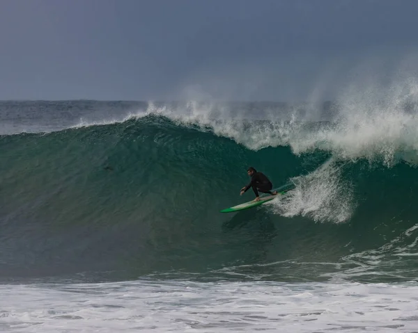 Surfer Łapiący Wielką Falę Morzu — Zdjęcie stockowe