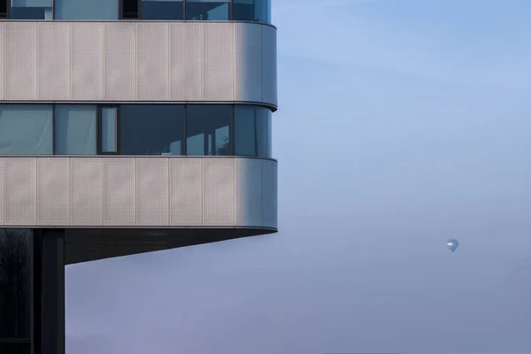青空を背景にコピースペースのある高層三角形の建物の一部 ドイツのアーヘンの近代建築 — ストック写真