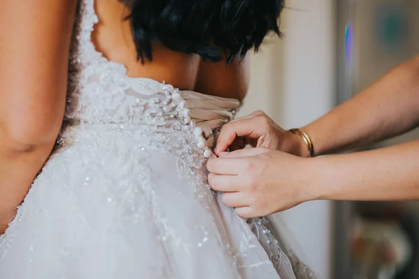Noiva Vestindo Seu Vestido Com Ajuda Outra Pessoa Preparando Para — Fotografia de Stock