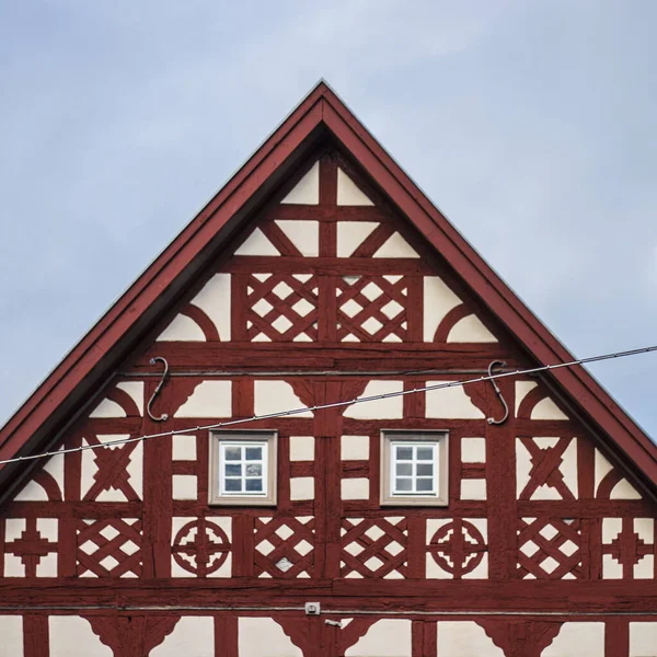 Egy Háromszög Tetős Piros Félig Fás Ház Közelsége — Stock Fotó