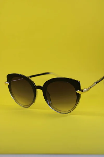 Primer Plano Unas Gafas Sol Modernas Sobre Fondo Amarillo Aislado —  Fotos de Stock