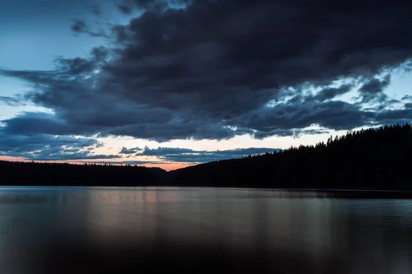 Reflet Ciel Dans Lac Forêt Pittoresque Sur Beau Coucher Soleil — Photo
