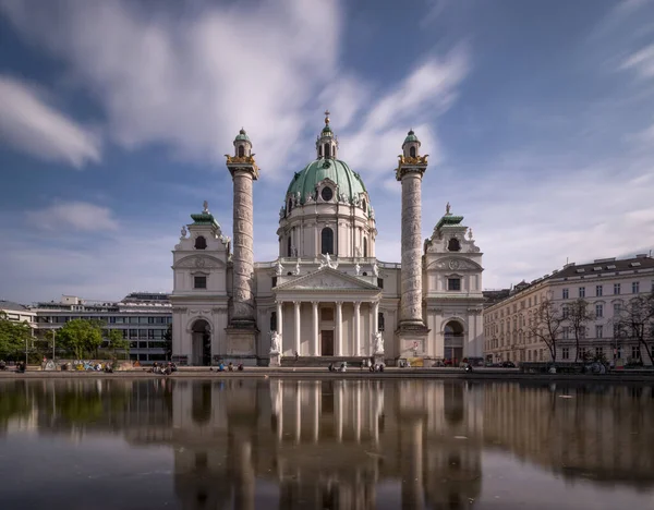 Avusturya Viyana Daki Karlskirche Barok Kilisesinin Güzel Bir Manzarası — Stok fotoğraf