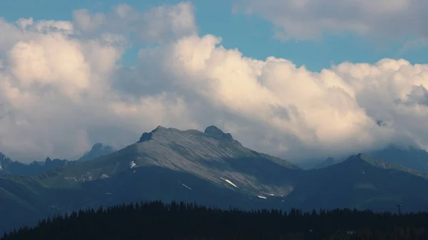 雲を背景にした山の美しいショット — ストック写真