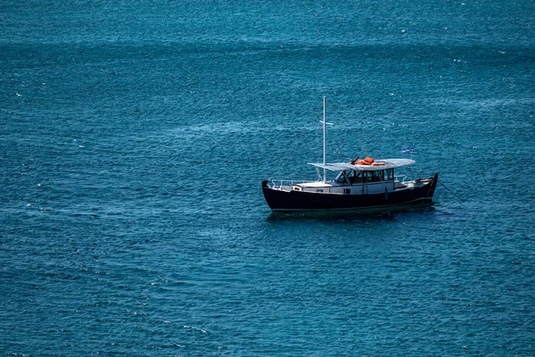 Lonely Boat Floating Open Blue Sea View Crete Island Greece — 图库照片