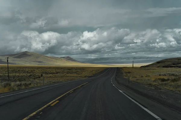 Autostrada Asfaltowa Usa Wschodnim Oregonie Pod Szarym Niebem Dużymi Masywnymi — Zdjęcie stockowe