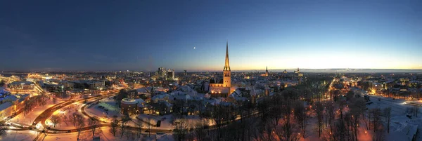 Panoramautsikt Den Solnedgåtte Historiske Middelalderbyen Tallinn Vinterens Snødekte Julehøytid – stockfoto