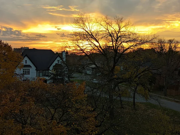Die Luftaufnahme Des Orangefarbenen Sonnenuntergangs Und Der Gebäude Der Ländlichen — Stockfoto
