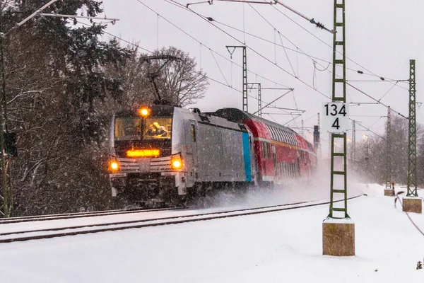 ドイツのコブルクで雪の日にレールの上の列車の閉鎖 — ストック写真