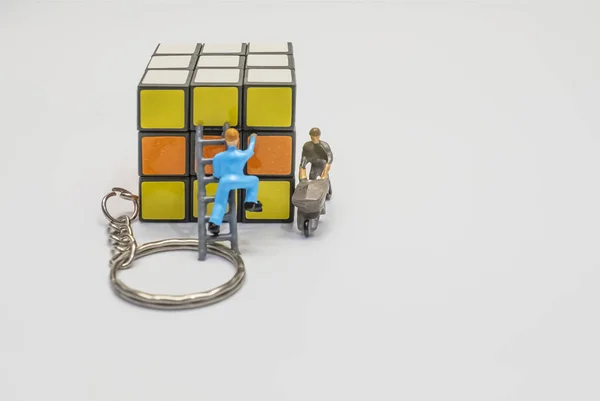 Többszínű Rubik Kocka Miniatűr Munkások Fehér Háttérrel — Stock Fotó
