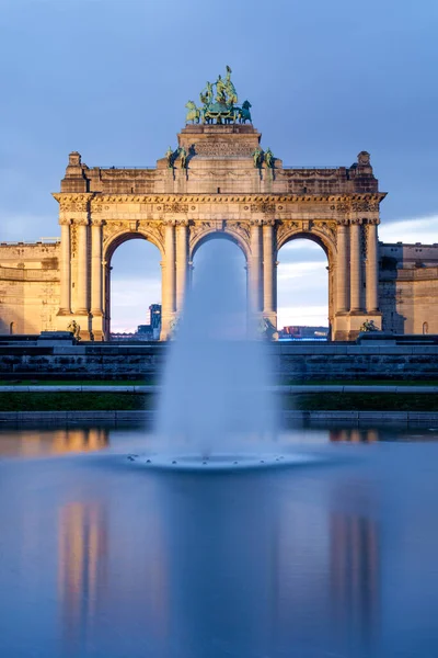 ブリュッセルのParc CinquantenaireにあるTriumphal Archの美しい景色 — ストック写真