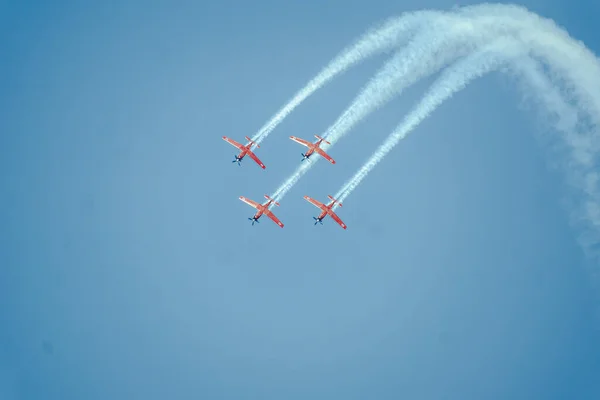 2021年4月15日 Israel Aviv 2021年以色列独立日 以色列国防军飞机与喷气式飞机在空中表演的镜头 — 图库照片