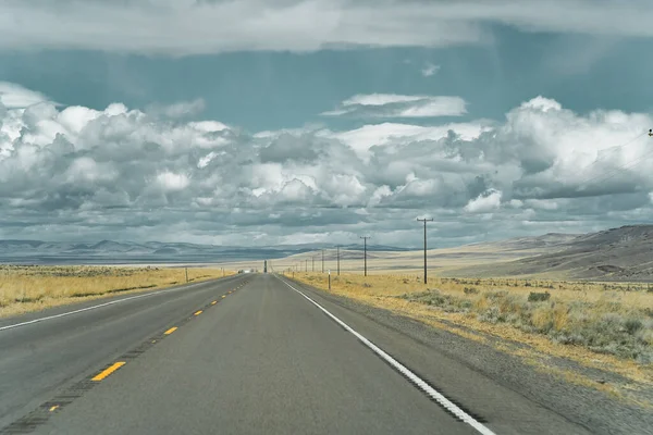 Пустое Шоссе Восточном Орегоне Голубым Небом Большими Массивными Облаками — стоковое фото