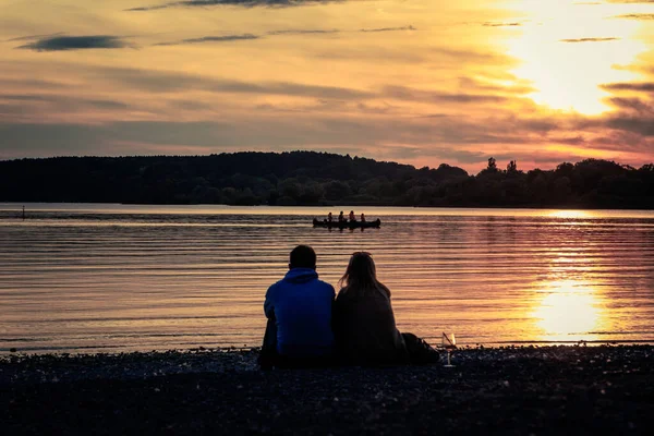 Rear View Couple Coast Lake Enjoying Mesmerizing Sunset View — Stockfoto