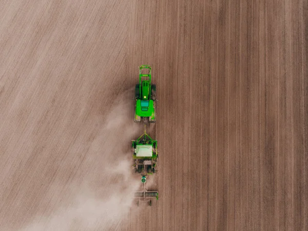 Вид Воздуха Трактор Собирающий Урожай Осенью — стоковое фото