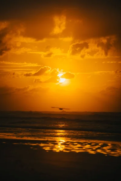 Hermoso Paisaje Puesta Sol Con Cielo Nublado Sobre Mar — Foto de Stock