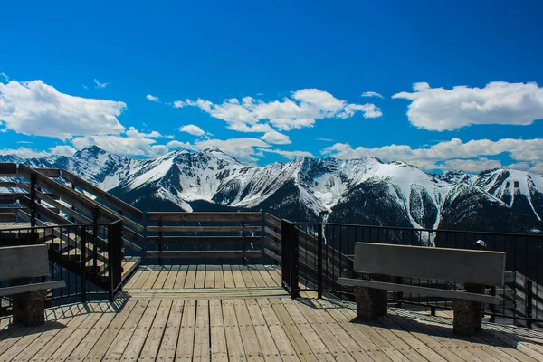 Lege Banken Voor Toeristen Met Een Bergachtige Achtergrond Banff Alberta — Stockfoto