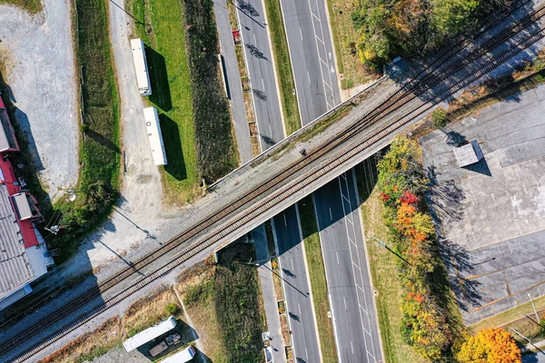 Een Top Uitzicht Van Een Spoorweg Brug Overheen Rijweg — Stockfoto