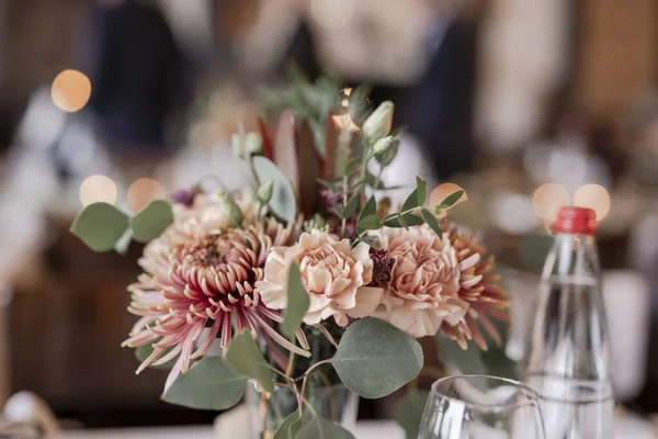 Rustik Blomsterkomposition Bröllopsbordet — Stockfoto
