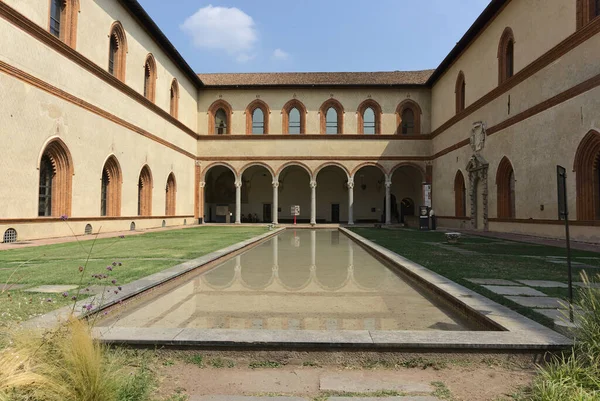 Milán Italia 2019 Una Piscina Artificial Patio Del Castillo Sforzesco — Foto de Stock