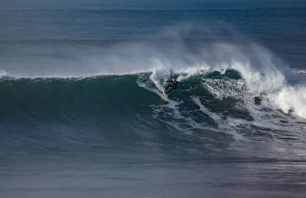 海の大きな波に乗るサーファー — ストック写真