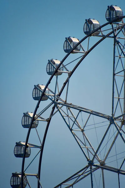 Plan Vertical Chariot Quart Roue Ferris Sur Fond Ciel Bleu — Photo