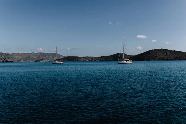 Dos Veleros Flotando Mar Azul Orillas Isla Creta — Foto de Stock