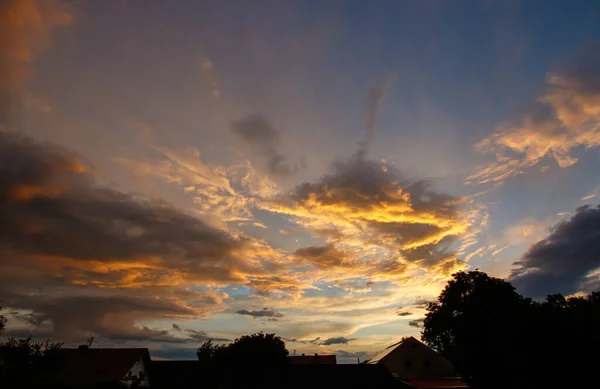 Una Vista Ipnotizzante Cielo Nuvoloso Sulla Campagna Con Case Alberi — Foto Stock