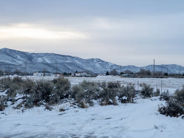 Kışın Karla Kaplı Güzel Bir Kır Manzarası — Stok fotoğraf