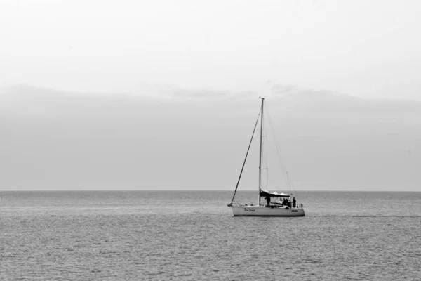 Uma Vista Panorâmica Barco Navegando Oceano Fundo Céu Nublado — Fotografia de Stock