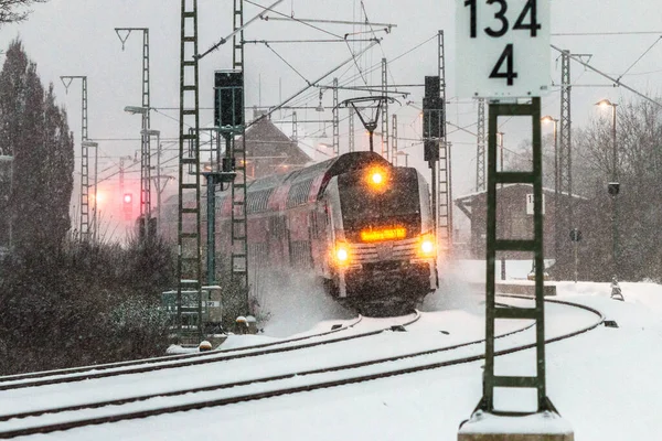 ドイツの冬にコブルクの鉄道に移動する列車 — ストック写真