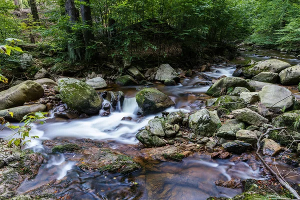 Ein Schöner Blick Auf Den Fließenden Felsigen Fluss Wald Deutschland — Stockfoto