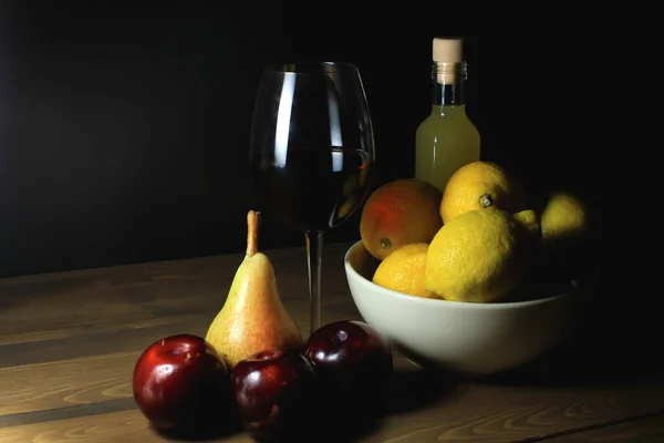 Σύνθεση Από Διάφορα Φρούτα Δαμάσκηνα Αχλάδια Λεμόνια Ένα Ποτήρι Κόκκινο — Φωτογραφία Αρχείου