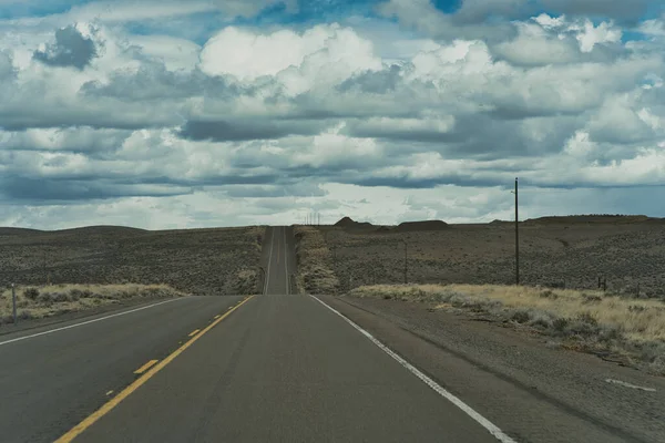 Estrada Asfalto Vazia Dos Eua Leste Oregon Sob Céu Azul — Fotografia de Stock