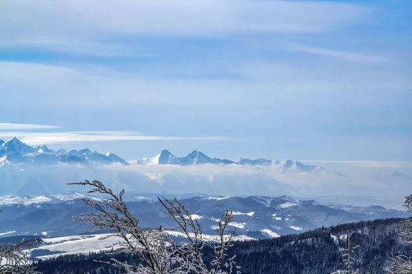 Hermoso Plano Paisaje Con Montañas Cubiertas Nieve Bajo Los Cielos —  Fotos de Stock